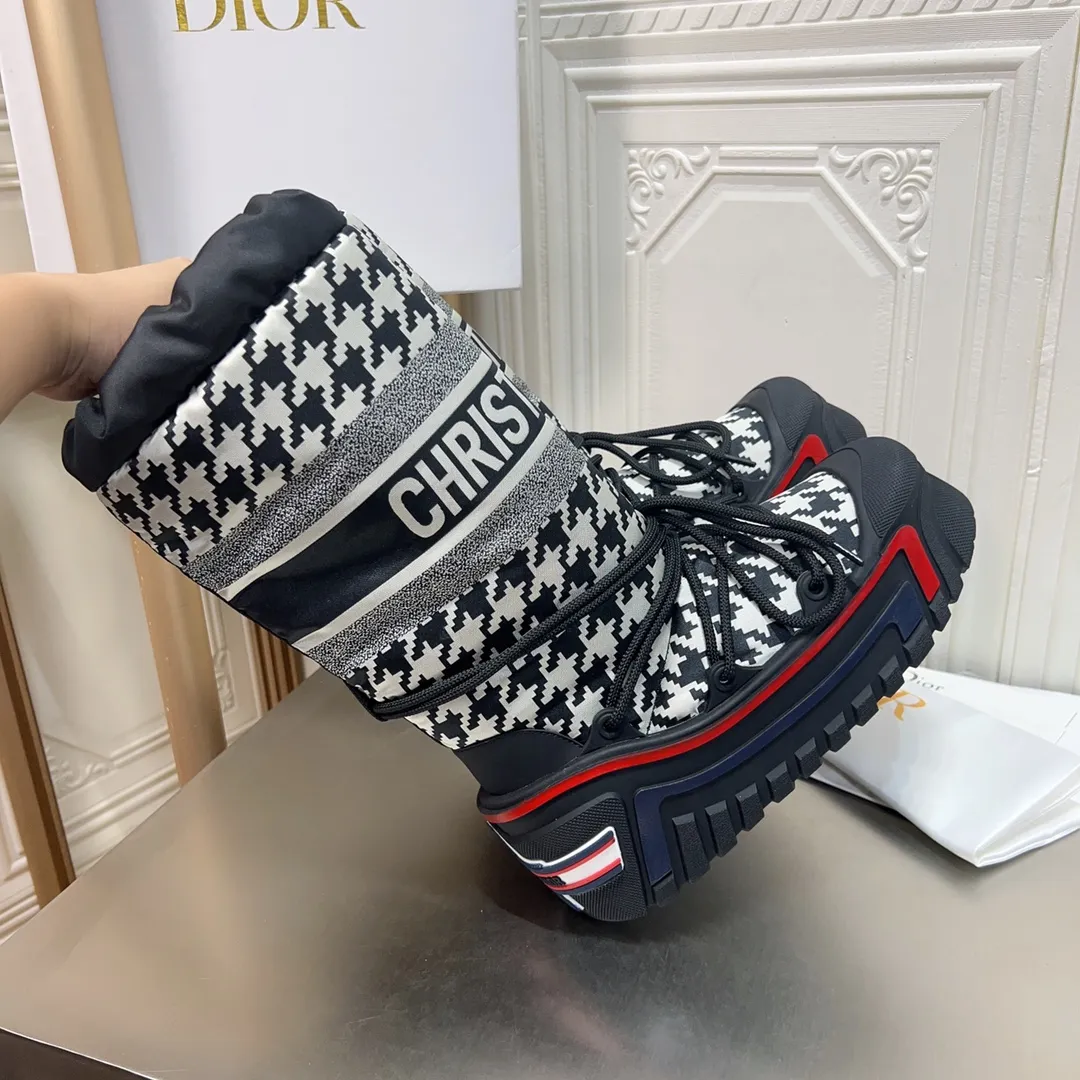 Men's shoes p600! The highest version on the market, Dior Dior's king style snow boots, ski boots, fat and cute, so cute →_→ from the DiorAlps limited series, unique. Shiny nylon Oblique print upper with criss-cross straps for an ideal fit. The technical fabric of the boot shaft, short-cut version, can be worn in the city or in the mountains. It makes the calf slimmer and taller, warm and concave. The boot shaft and sole are made of original waterproof padded lining. The embroidered fabric is original star ⭐ rubber non-slip thick sole and multi-module combination outsole. The size is 35-40. 41Customized